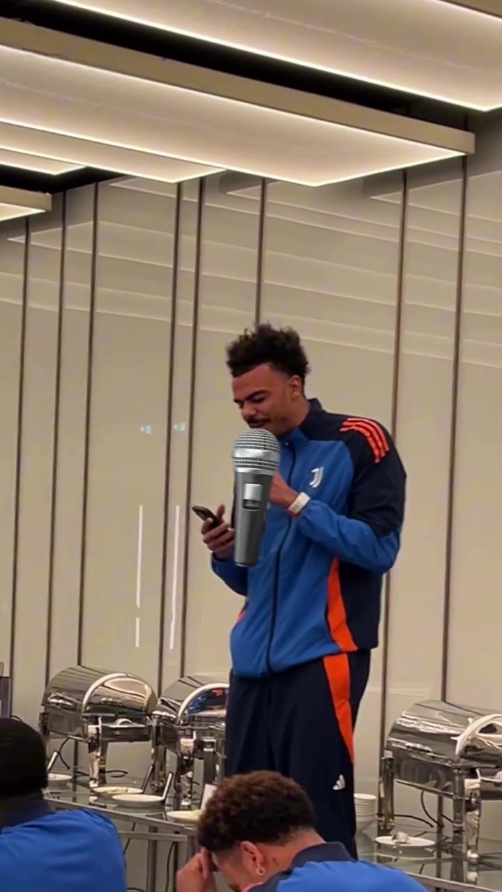 传统节目?尤文新援维加、穆阿尼、科斯塔和凯利在队友面前献唱