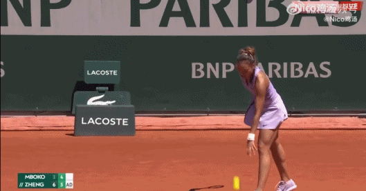 恶心人啊！郑钦文赛点发球时刻，情侣观众离场走动，引全场爆嘘