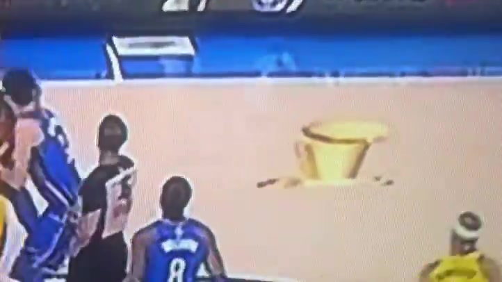 ?投影！总决赛地板象征性加了奖杯logo?