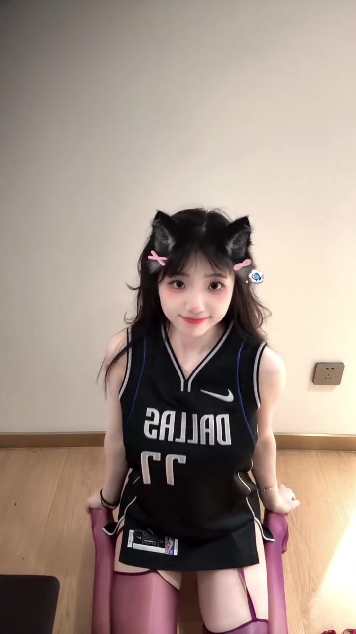 都是77?“宝贝77”?身材炸裂&运球娴熟 今日上身东契奇球衣